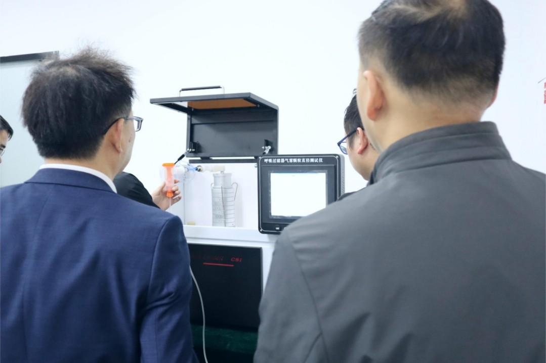 呼吸過濾器氣霧顆粒直徑測試儀：寧波xx公司到訪我司上海理濤進(jìn)行樣品測試