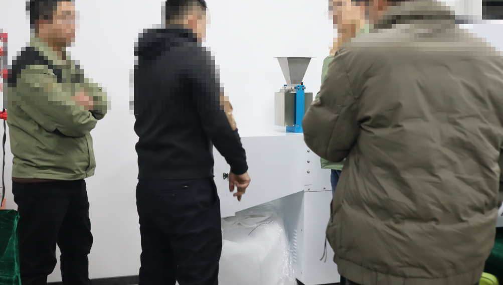 無錫某有限公司赴上海理濤考察耐碎石沖擊試驗(yàn)機(jī)